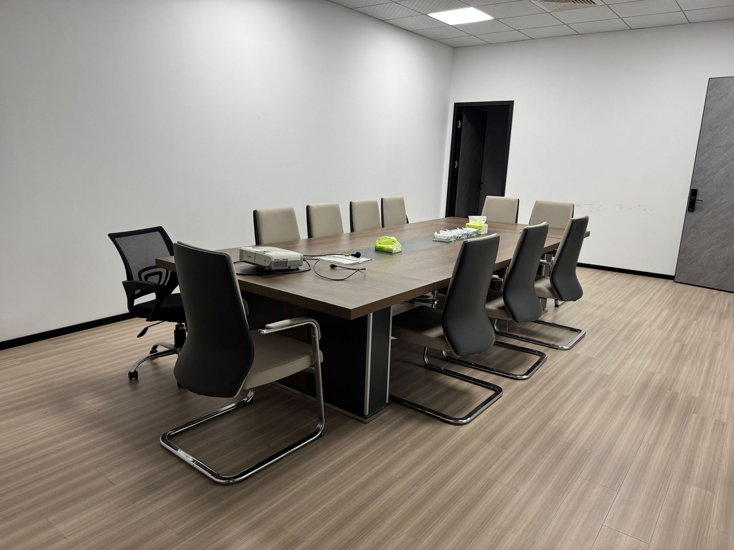 办公环境内景会议室展示